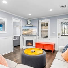Modern 2BR Close to Beach - Great Outdoor Space