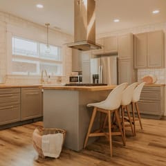 Walk to Beach! 3BR w/ Private Deck & Soaking Tub