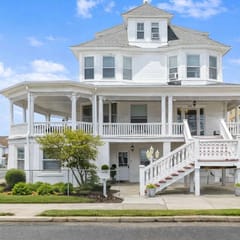 10BR WW Victorian Beach House - Sleeps 30!
