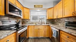 Beach Block 4BR Townhouse w/ Beach Views & Parking - Image 3