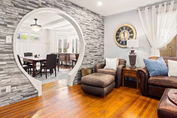 8BR Estate w 3 Decks, BBQ & Beach Views -Sleeps 20 - Image 1