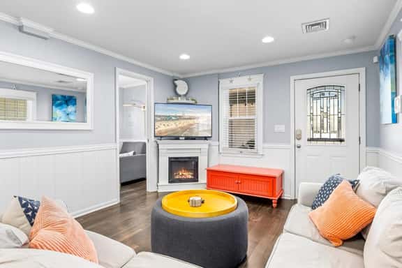Modern 2BR Close to Beach - Great Outdoor Space - Image 1