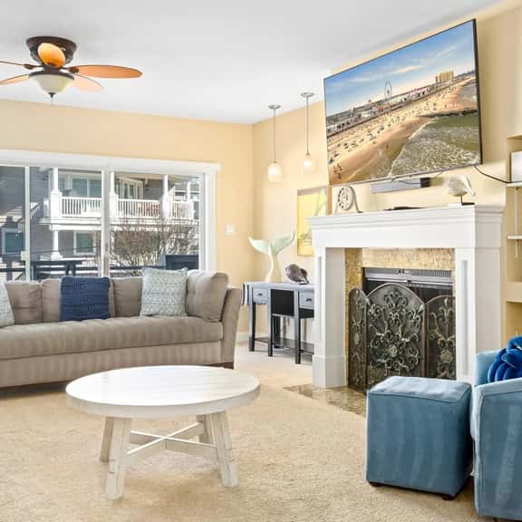 Beach View 3BR+Den Townhouse - Sleeps 10 + Parking - Image 1
