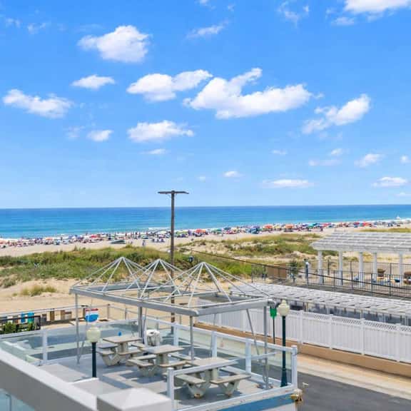 Beachfront WW Crest Condo! Sleeps 6 - Image 1
