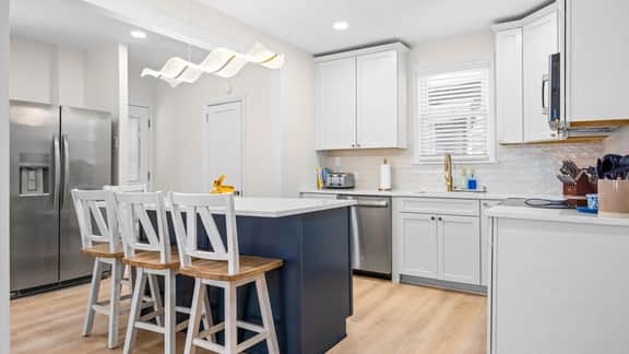 Sleeps 16 All Redone w Yard 1 block to Beach - Image 3