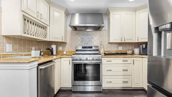 Modern 2BR Close to Beach - Great Outdoor Space - Image 3