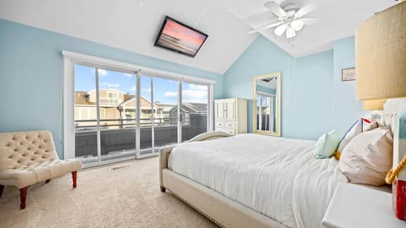 Beach Block 4BR Townhouse w/ Beach Views & Parking - Image 4