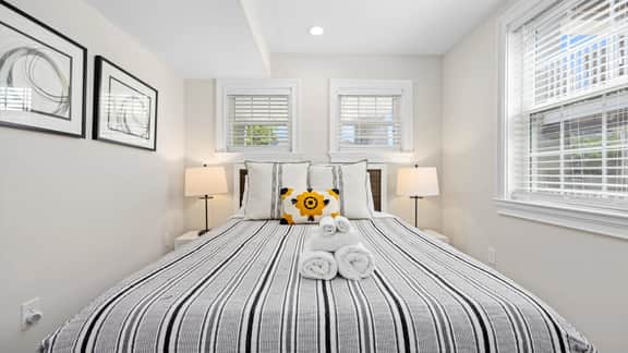 Stylish 3BR OC Gardens with Patio and Parking - Image 5
