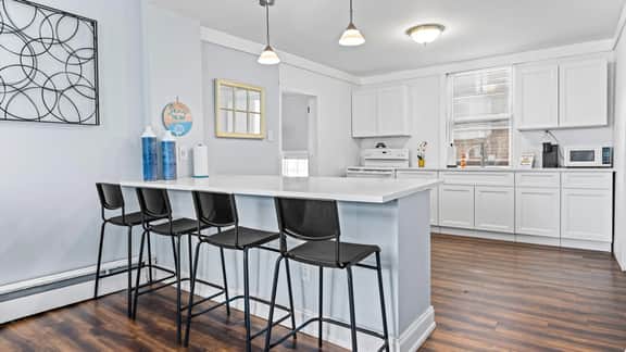 Cozy 1BR Beach Retreat - Walk to Beach w/ Parking - Image 4