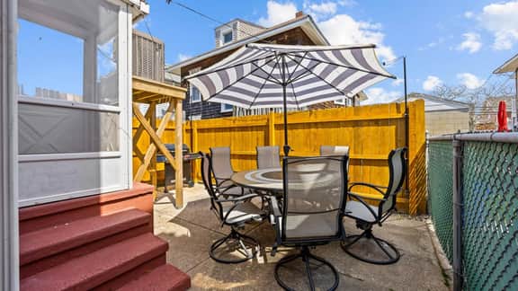 3br Newly Renovated Beach House Sleeps 10 - Image 3