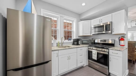 3br Newly Renovated Beach House Sleeps 10 - Image 4