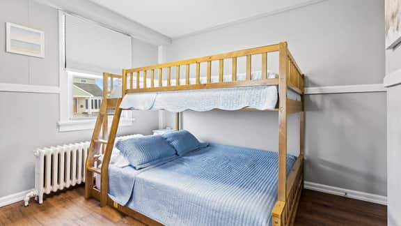 Modern Beach Retreat! Sleeps 6 - Big Yard & BBQ - Image 5