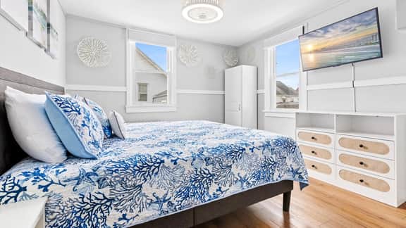 Modern Beach Retreat! Sleeps 6 - Big Yard & BBQ - Image 2