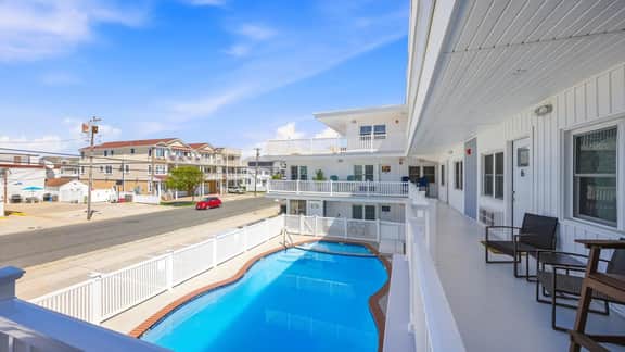2br Condo Steps to Beach w Pool & Parking! - Image 2