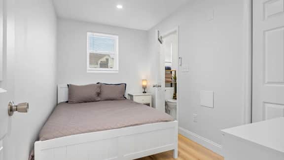 2br Condo Steps to Beach w Pool & Parking! - Image 4