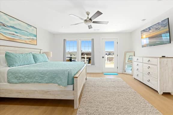 Coastal Comfort | 3BR Townhouse by Beach - Image 2