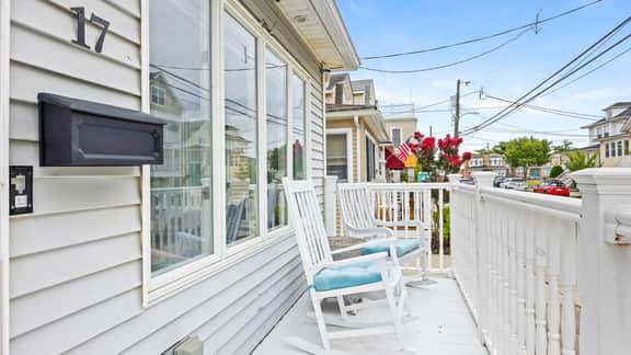 NEW 3br/2ba Beach Home 2.5 blks to Beach! - Image 4