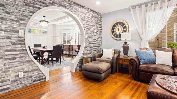 8BR Estate w 3 Decks, BBQ & Beach Views -Sleeps 20 - Image 1