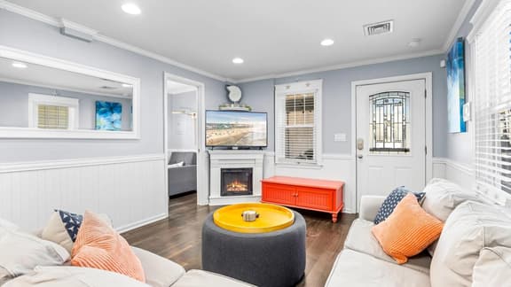 Modern 2BR Close to Beach - Great Outdoor Space - Image 1