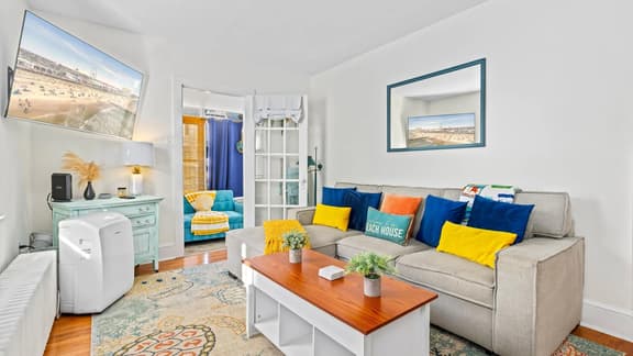 3BR Charming Beach Cottage | North End OC - Image 1