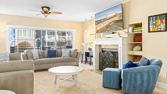 Beach Block 4BR Townhouse w/ Beach Views & Parking - Image 1