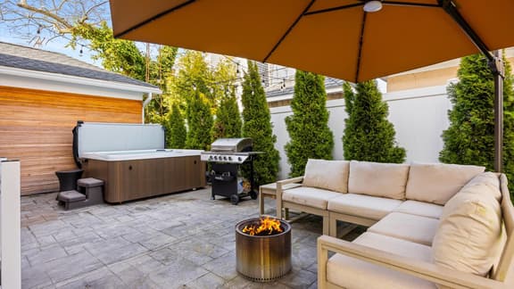 6BR Grand Beach Estate! Hot tub, Steps to Beach! - Image 1