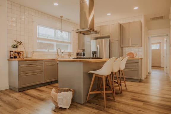 Walk to Beach! 3BR w/ Private Deck & Soaking Tub - Image 1