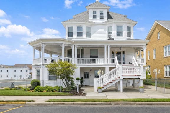10BR WW Victorian Beach House - Sleeps 30! - Image 1