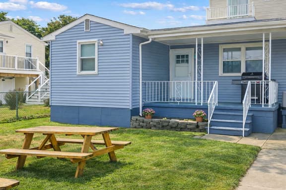 North WW 3BR Cottage Near Beach, Family-Friendly! - Image 1