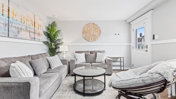 Modern Beach Retreat! Sleeps 6 - Big Yard & BBQ - Image 1