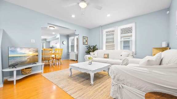 NEW 3br/2ba Beach Home 2.5 blks to Beach! - Image 1